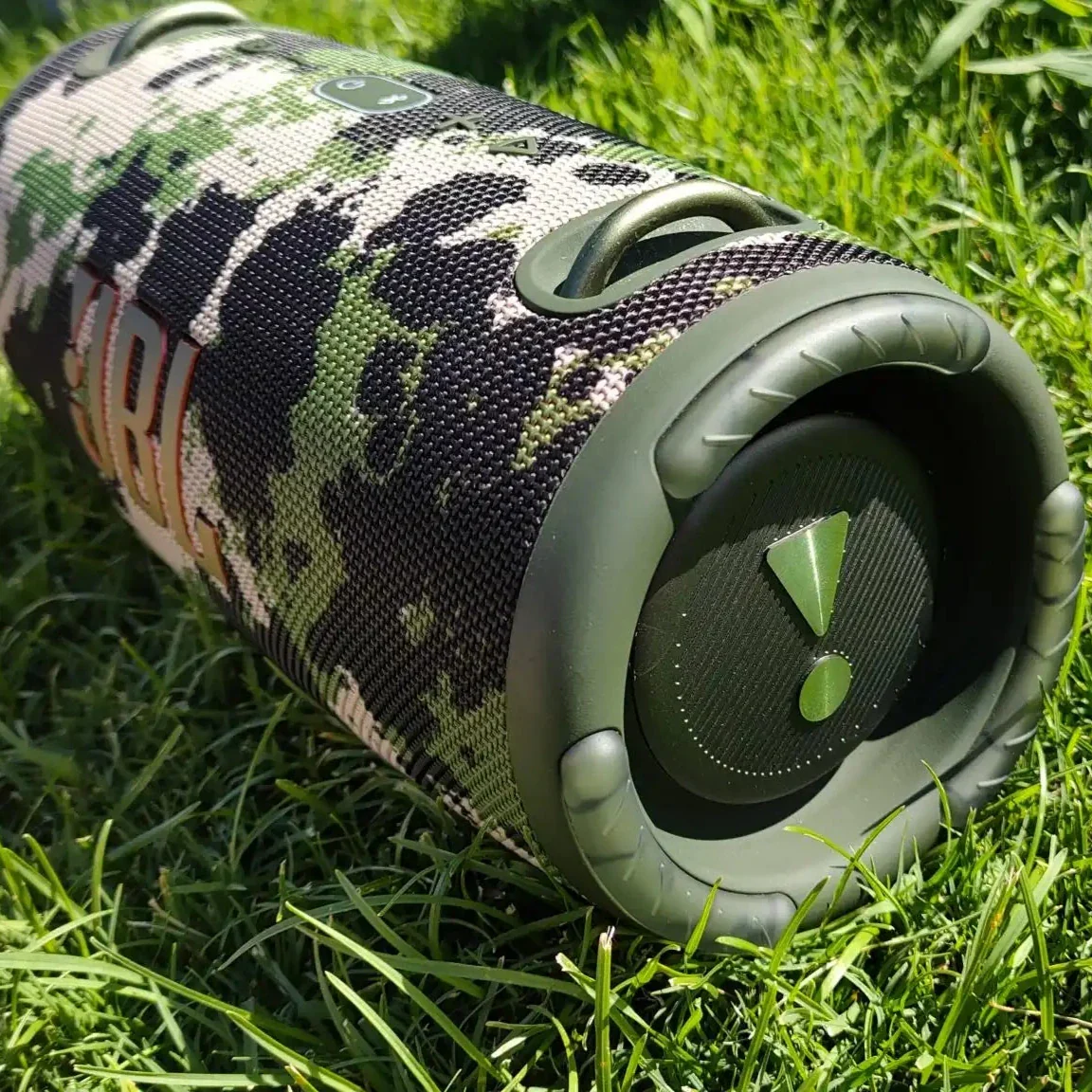 JBL Charge 5™: Sonido Legendario y Graves que Pulsan. Donde estés, la fiesta es tuya.